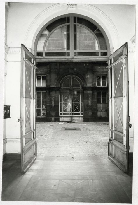 porte d’accès à la cour intérieure