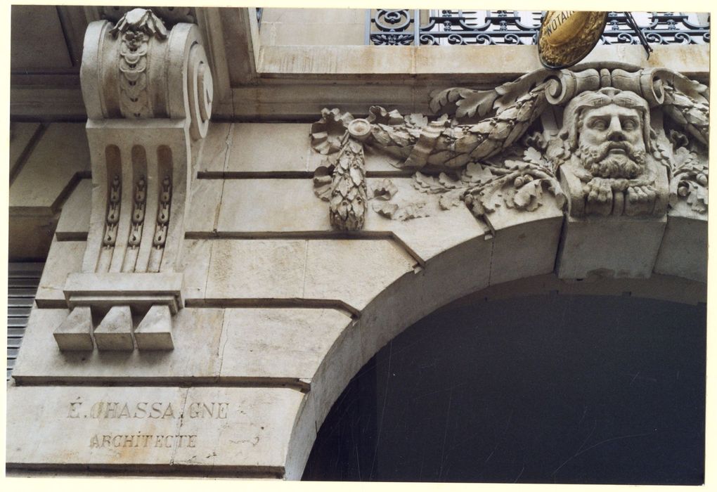 façade sur la rue Blatin, détail de la signature