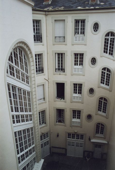 façade sur la cour intérieure, vue partielle