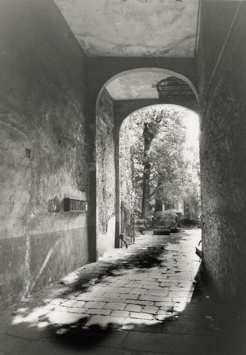 passage couvert entre la rue et la cour intérieure