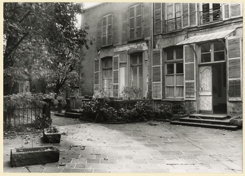 façades sur cour, vue partielle