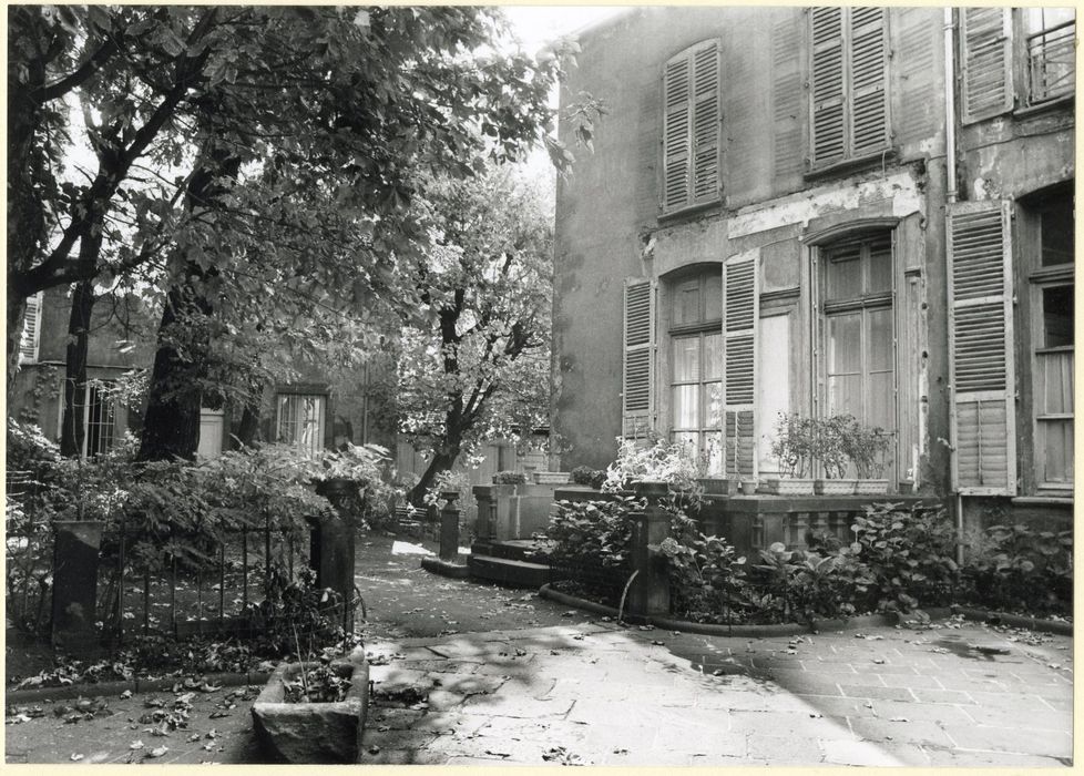 façades sur cour, vue partielle