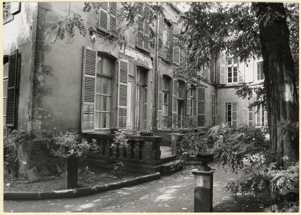 façades sur cour, vue partielle