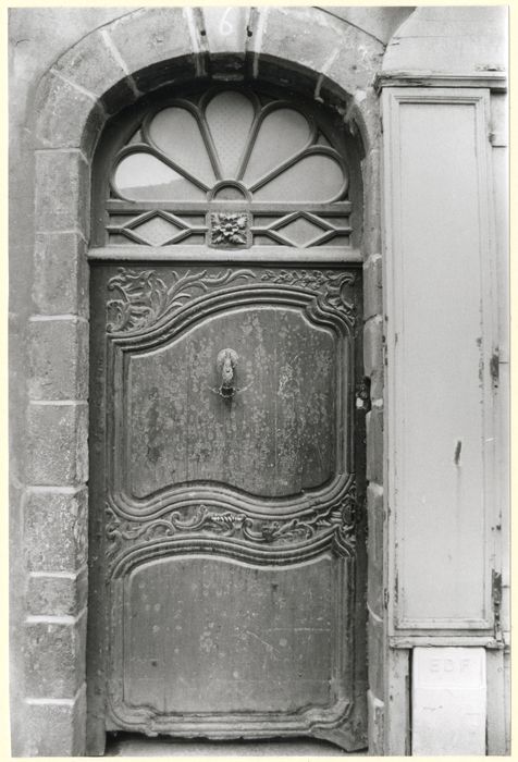 vantail de la porte d’accès sur rue