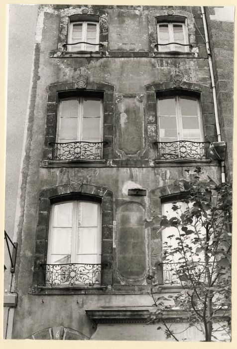 façade sur rue, vue partielle