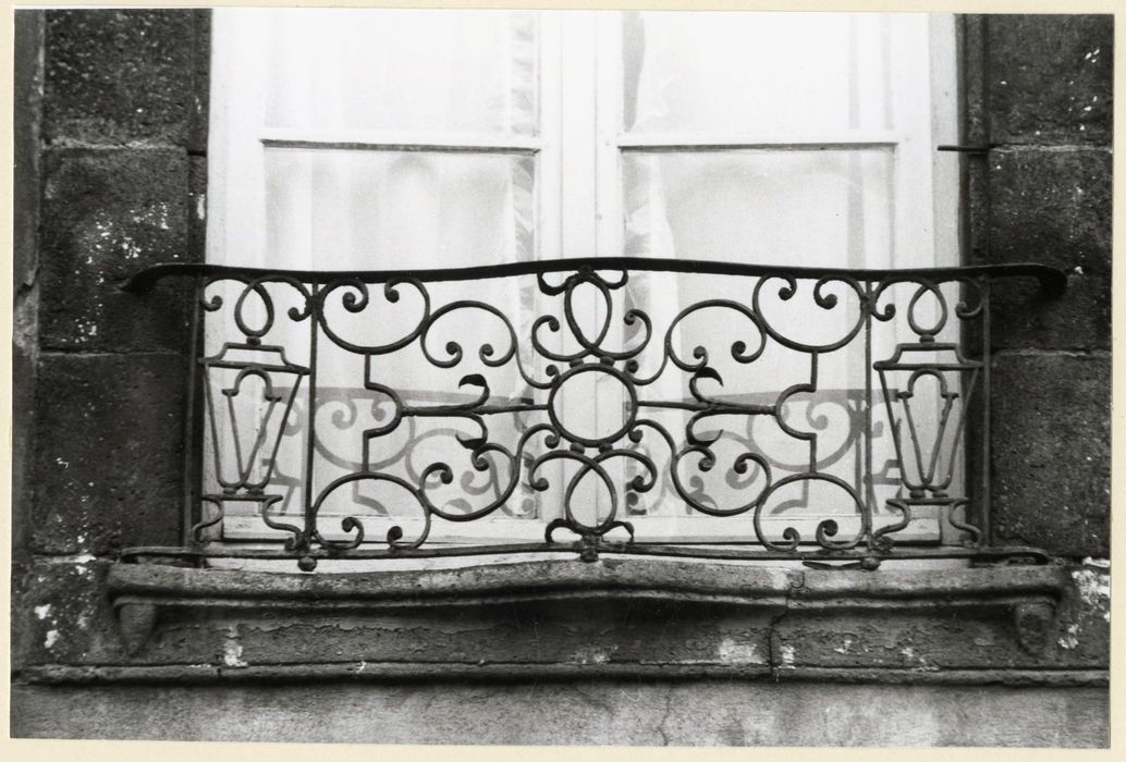 façade sur rue, détail d’un garde-corps de fenêtre