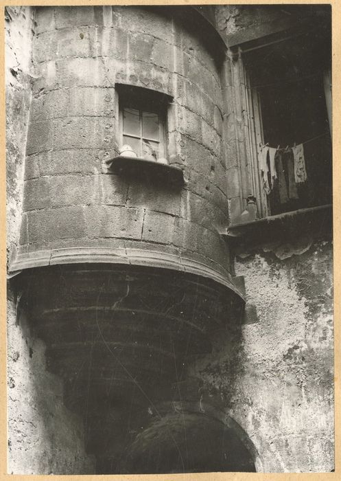 cour intérieure, vue partielle des façades