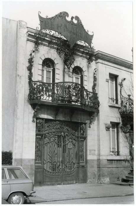 façade sur rue, vue partielle