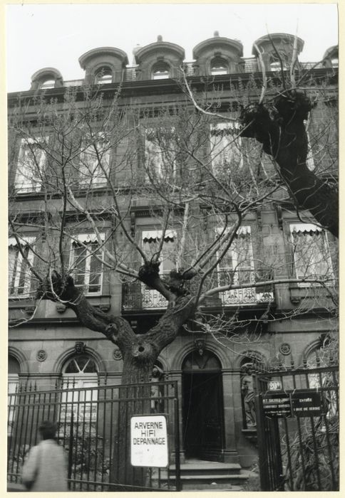 vue partielle de la façade sur rue