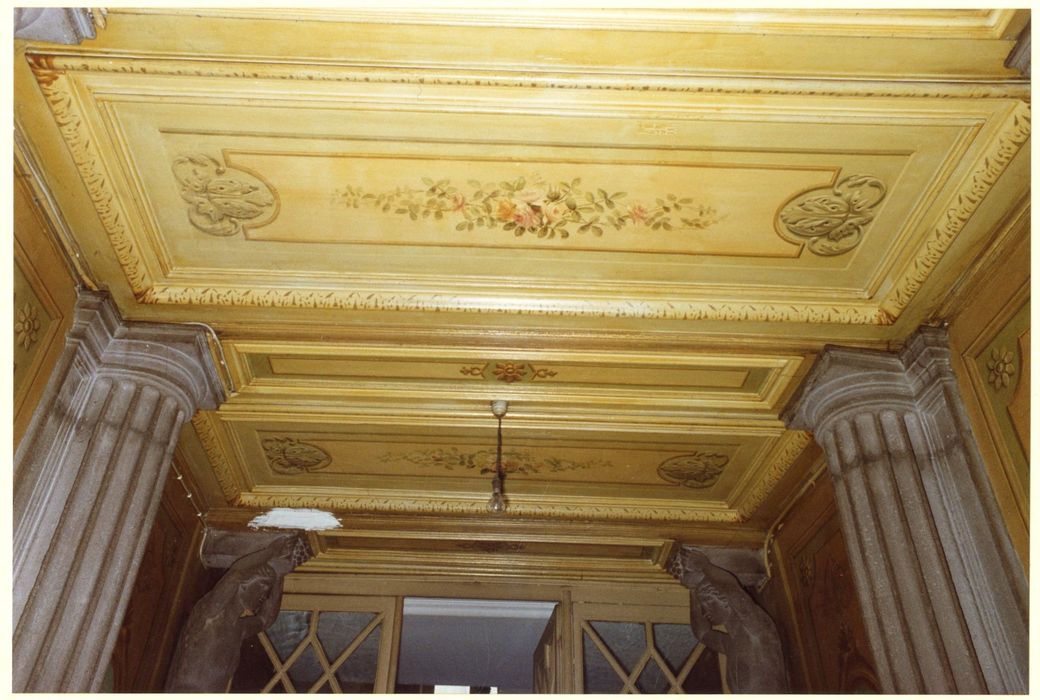 vestibule d’entrée, vue partielle du décor