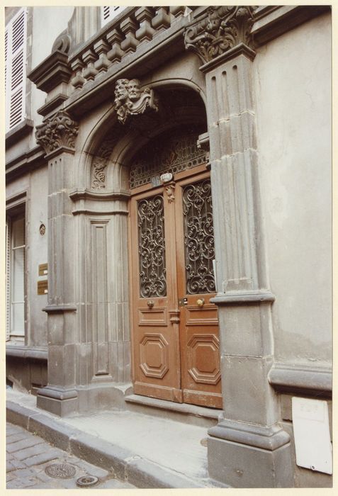 porte d’accès à l’immeuble tourelles