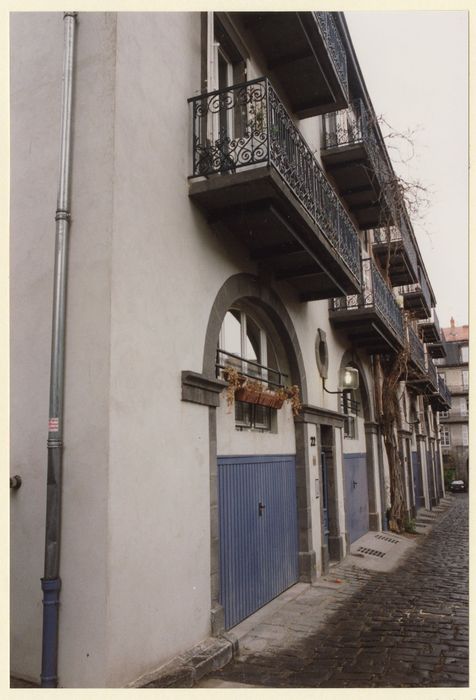 bâtiment des anciennes écuries, vue partielle de la façade sur l’impasse