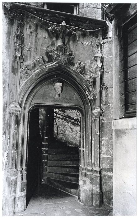 cour intérieure, porte d’accès