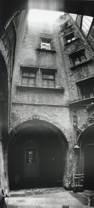 cour intérieure, vue partielle des façades