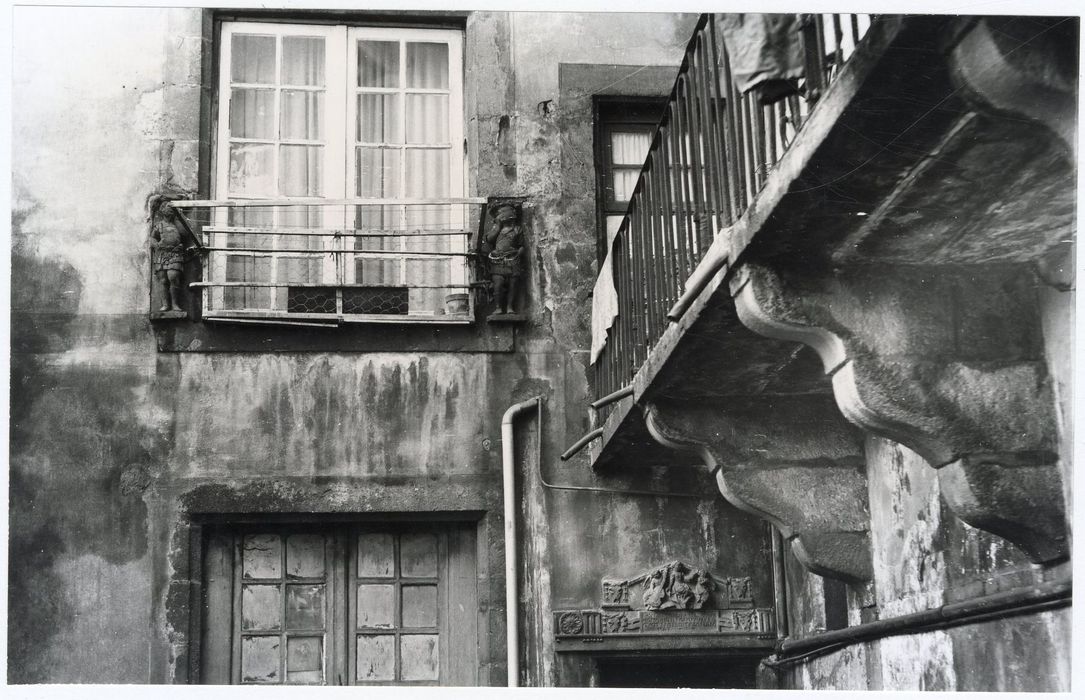 cour intérieure, détail d’éléments décoratifs réemployés