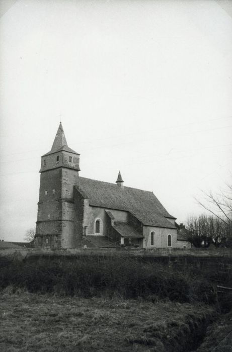 vue générale de l’église dans son environnement depuis le Sud-Ouest