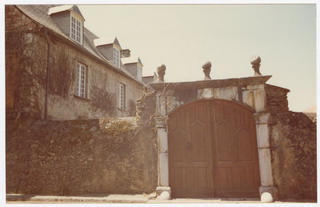 portail d’accès sur rue à ma cour intérieure