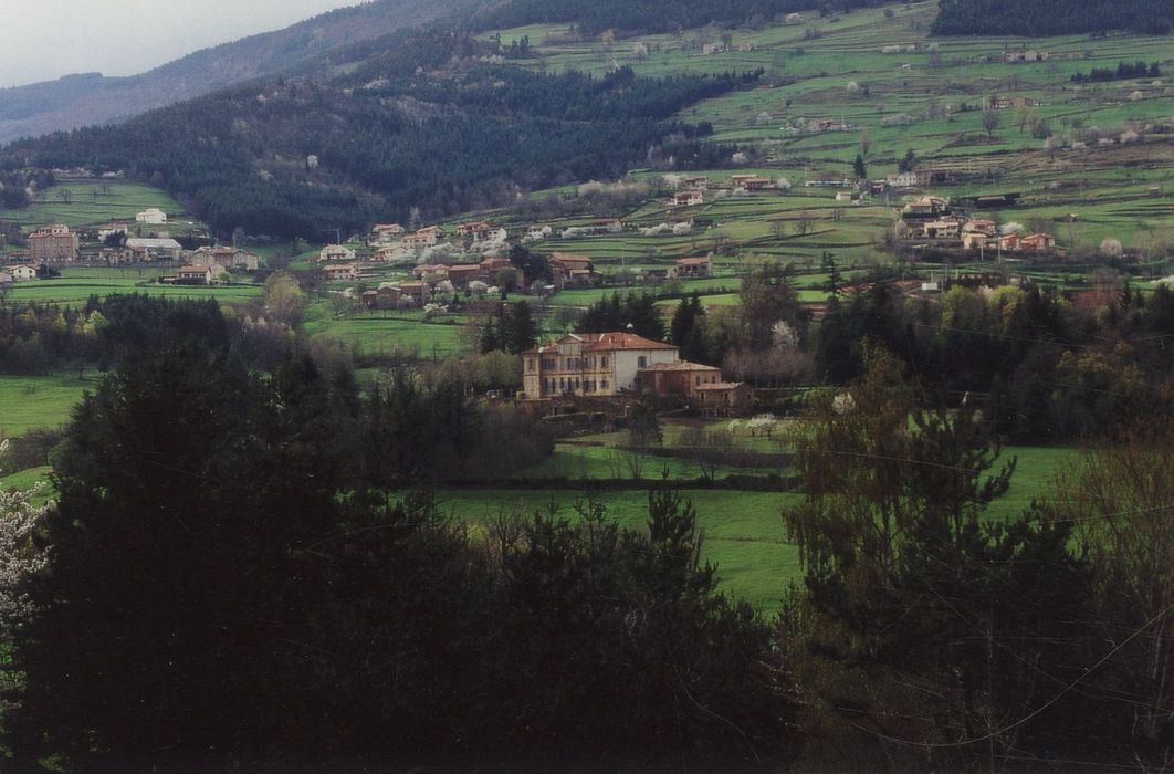 vue générale du château dans son environnement depuis le Sud-Est