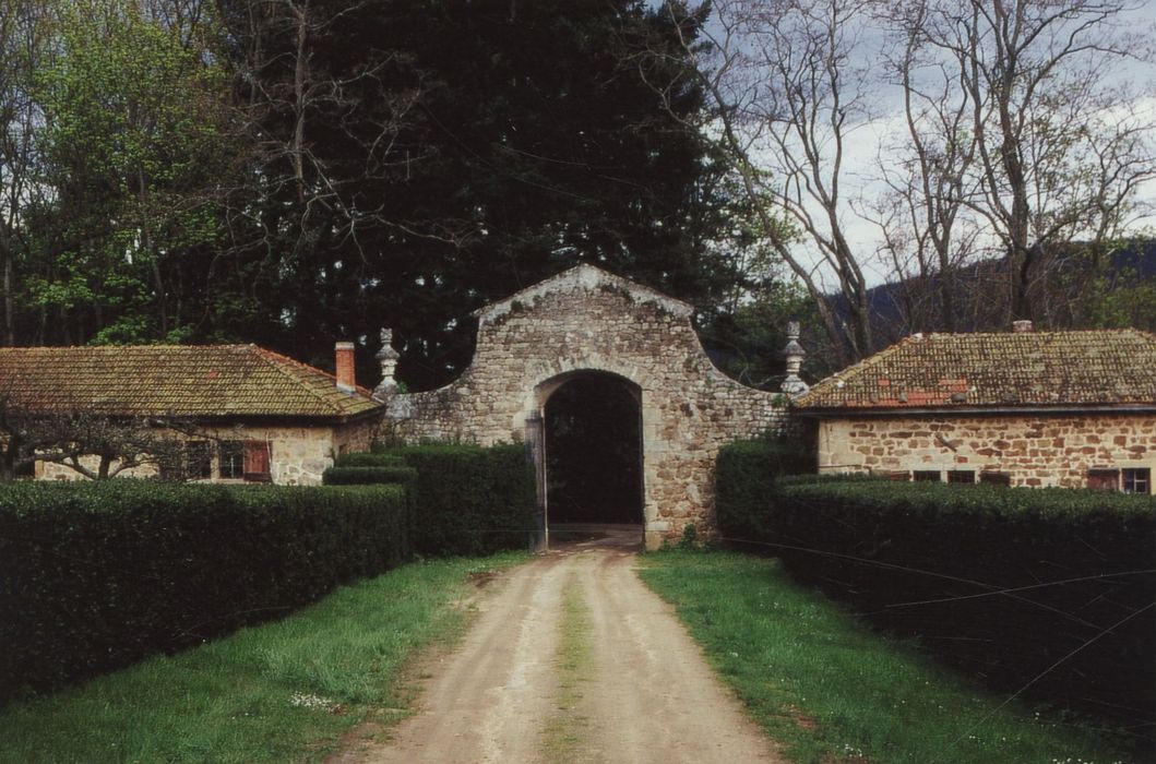 portail d’accès monumental est, élévation ouest