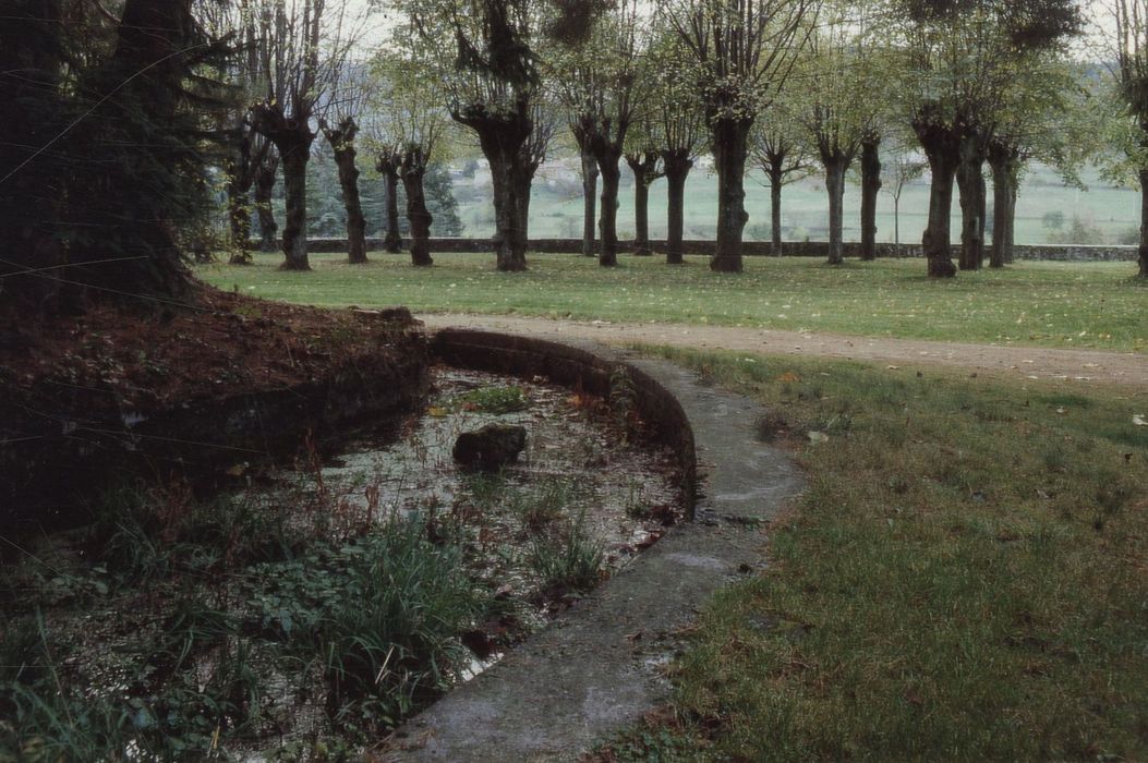 parc, adduction d’eau et bassin secondaire alimentant la cour des communs