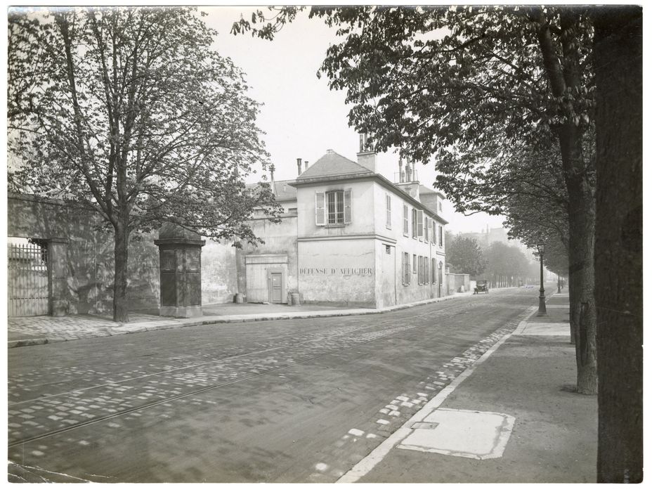 vue générale des façades des communs sur rue