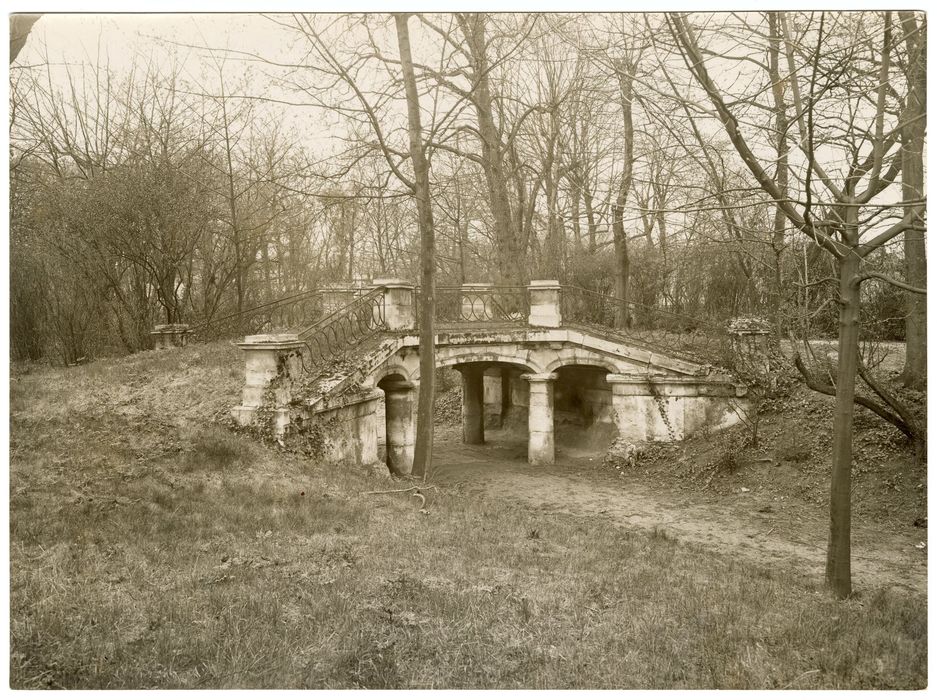 petit pont dans le parc