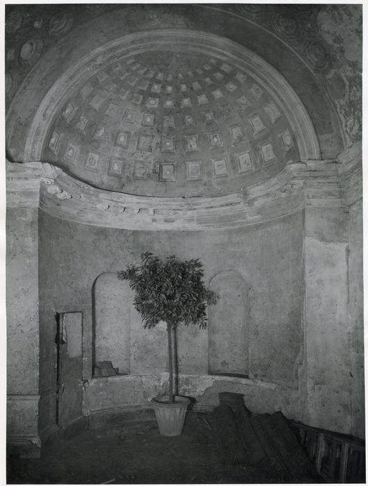 intérieur du petit temple (?)