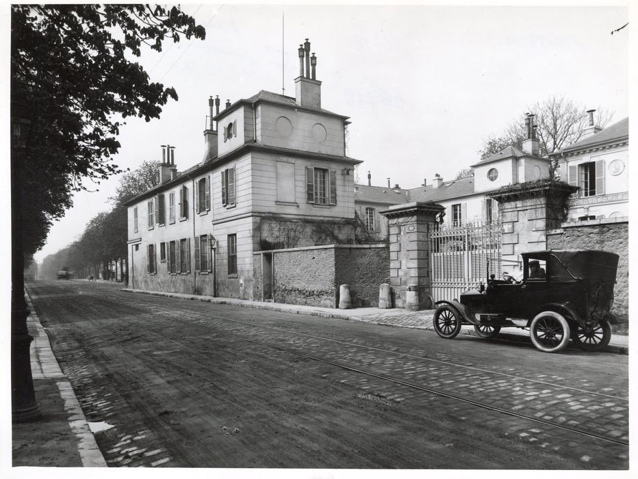 vue générale des façades des communs sur rue