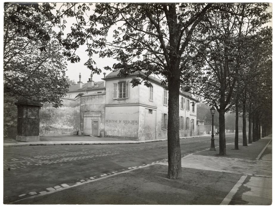 vue générale des façades des communs sur rue