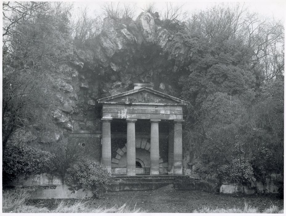 petit temple dans le parc