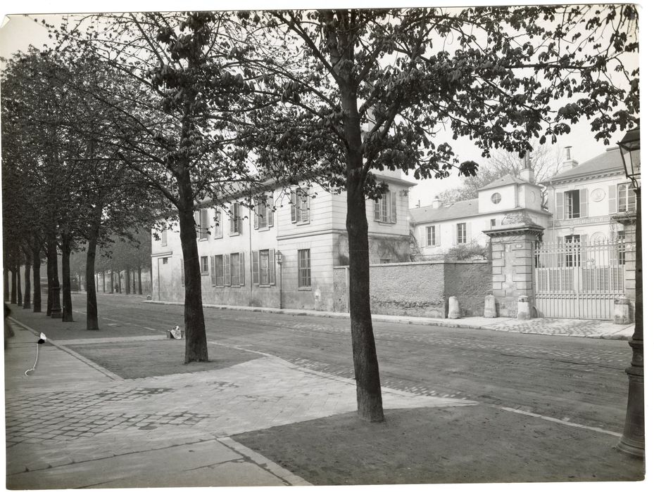 vue générale des façades des communs sur rue