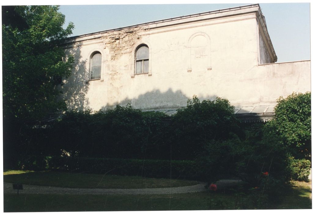 chapelle, façade latérale sur jardin, vue partielle