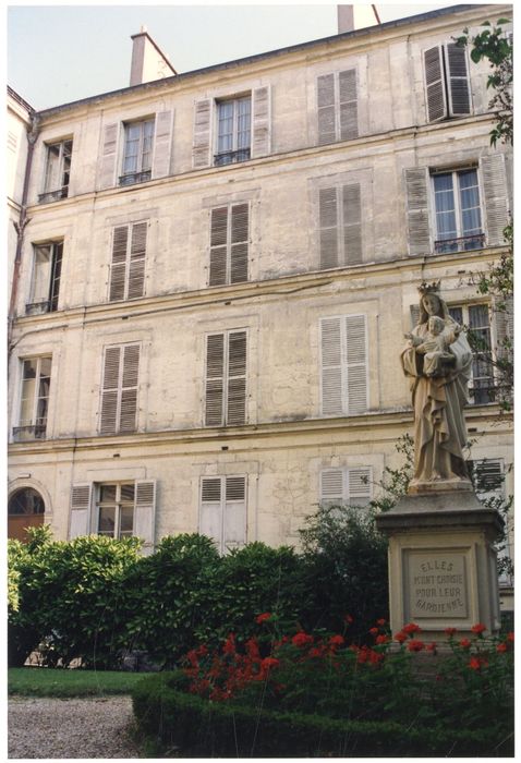 façade sur jardin, vue partielle