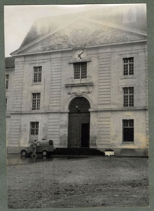 bâtiment principal, façade nord-ouest, avant-corps central