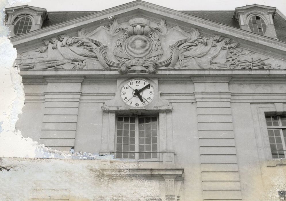 bâtiment principal, façade nord-ouest, avant-corps central, détail du fronton