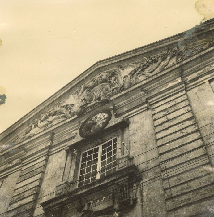 bâtiment principal, façade nord-ouest, avant-corps central, détail du fronton