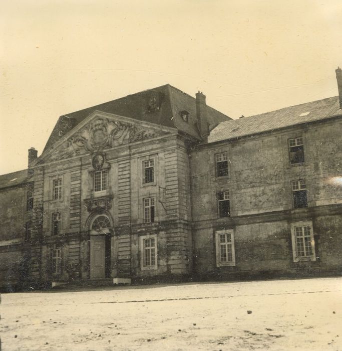 bâtiment principal, façade nord-ouest, vue partielle