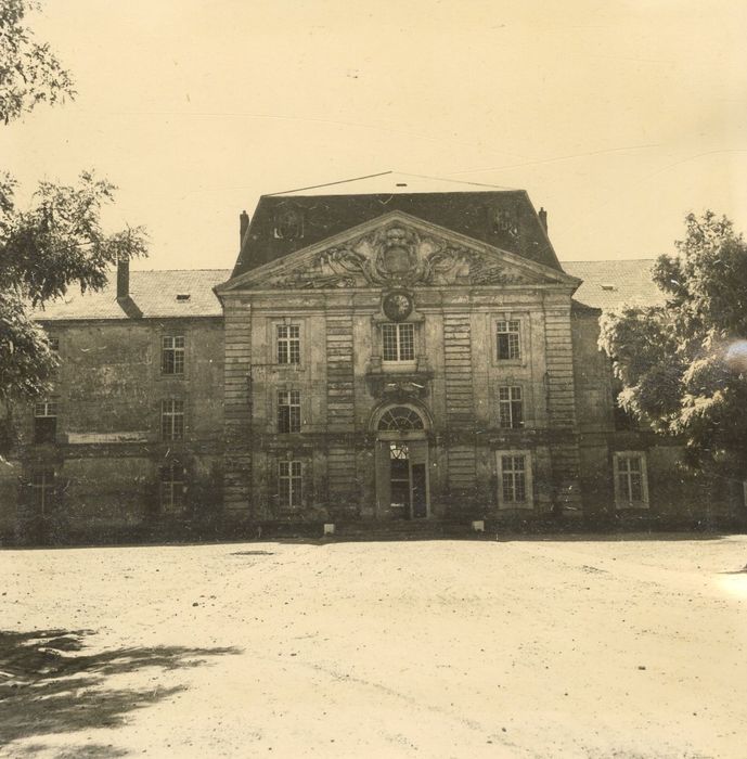 bâtiment principal, façade nord-ouest, avant-corps central