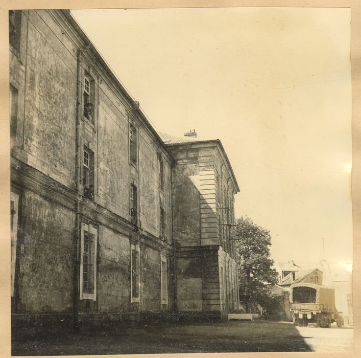 bâtiment principal, façade sud-est, vue partielle