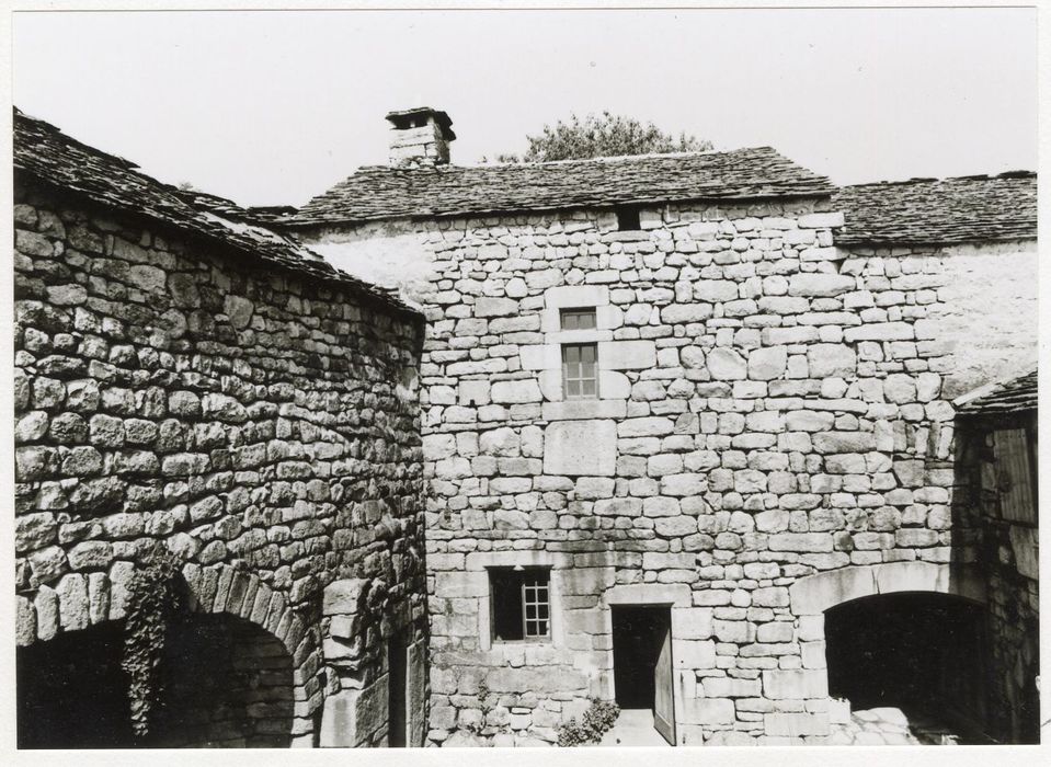 logis, façade sud sur la cour