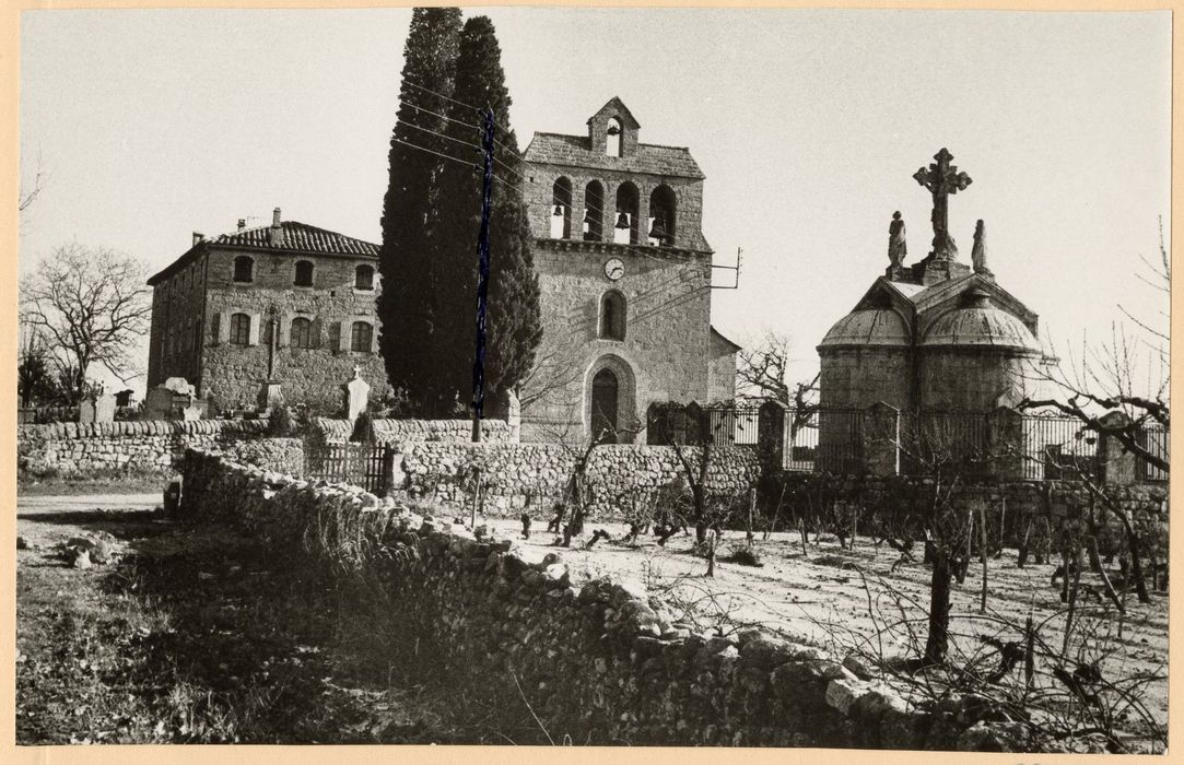 vue générale de la chapelle dans son environnement depuis le mur nord du cimetière