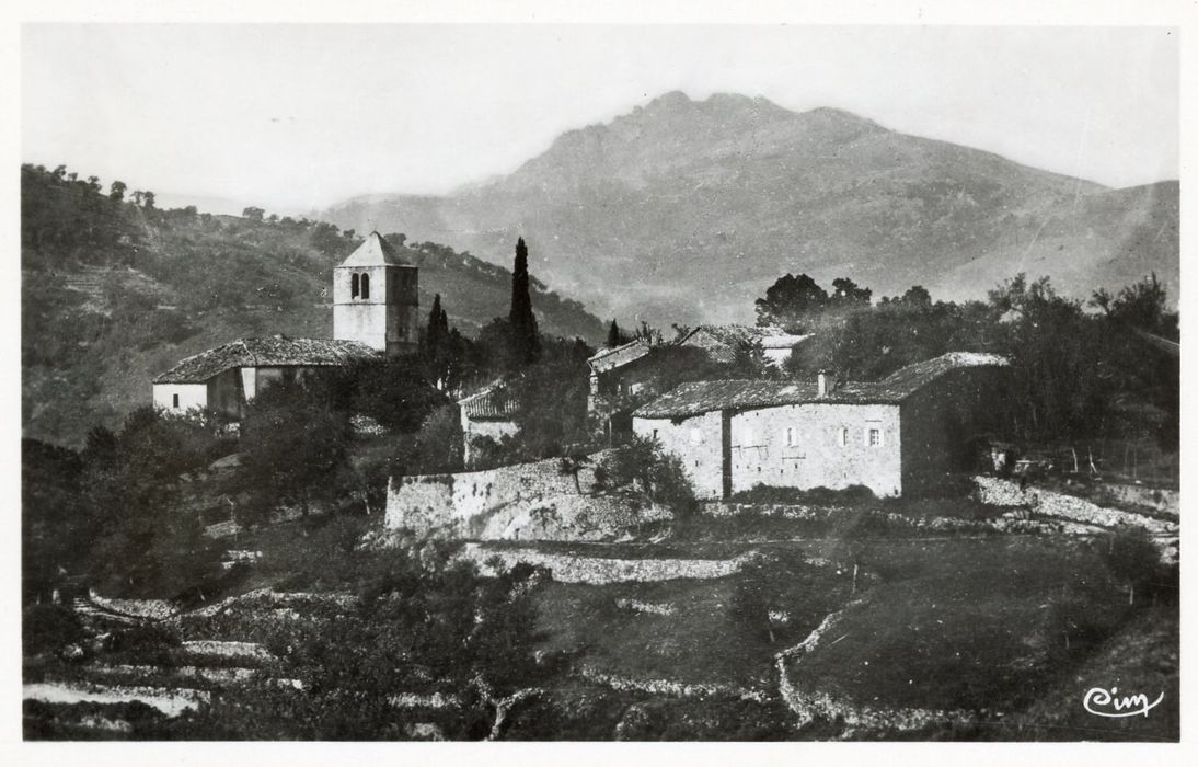 vue partielle de l’église dans son environnement depuis le Nord-Est