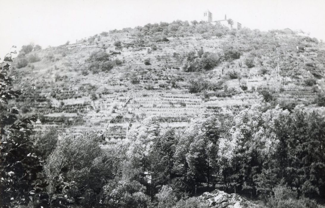 vue partielle de l’église dans son environnement depuis le Sud