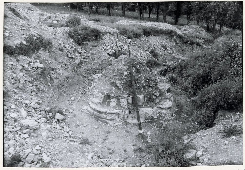 pile de l’entrée du déambulatoire du bras nord, vue partielle des vestiges