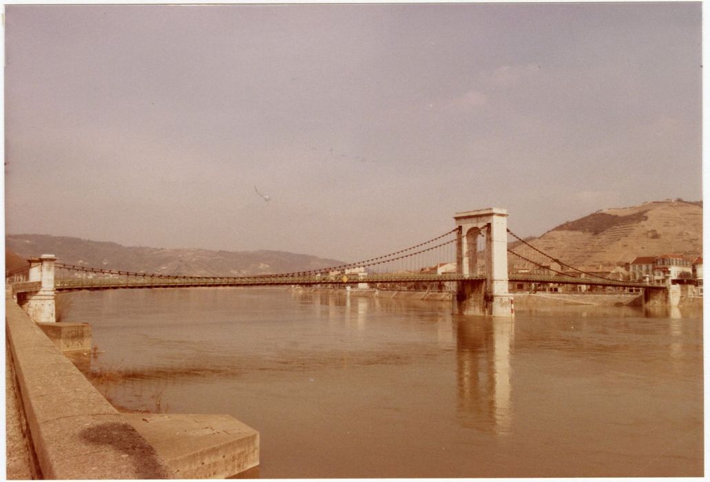 vue générale de l’ouvrage en aval