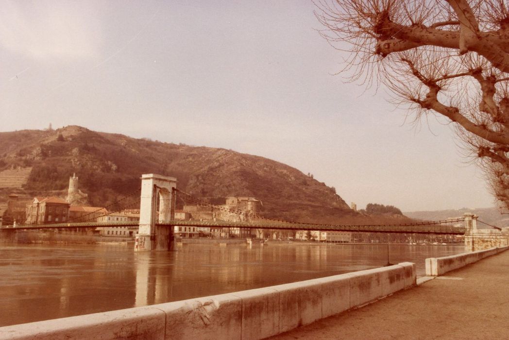 vue générale de l’ouvrage en aval depuis la rive Est du fleuve du Rhône