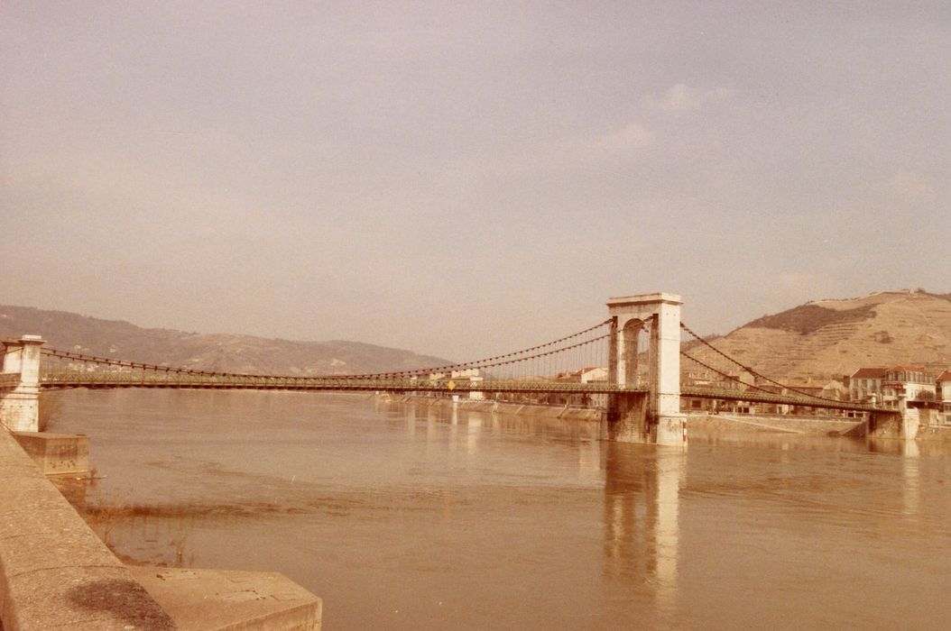 vue générale de l’ouvrage en aval depuis la rive ouest du fleuve du Rhône