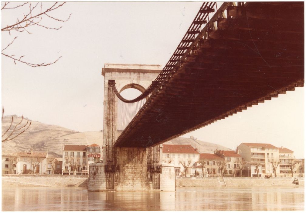 vue générale depuis la rive ouest