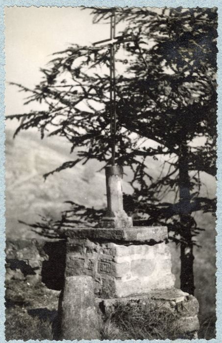 détail de la croix installée sur le terre-plein