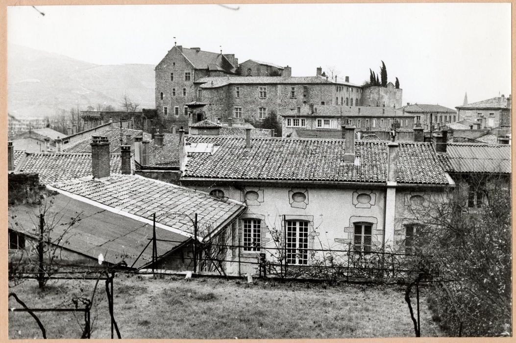 vue partielle de l’immeuble depuis l’Ouest côté jardin